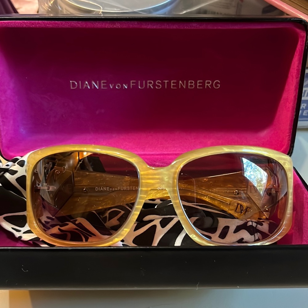 Like NEW Diane von Furstenberg tan mod sunglasses